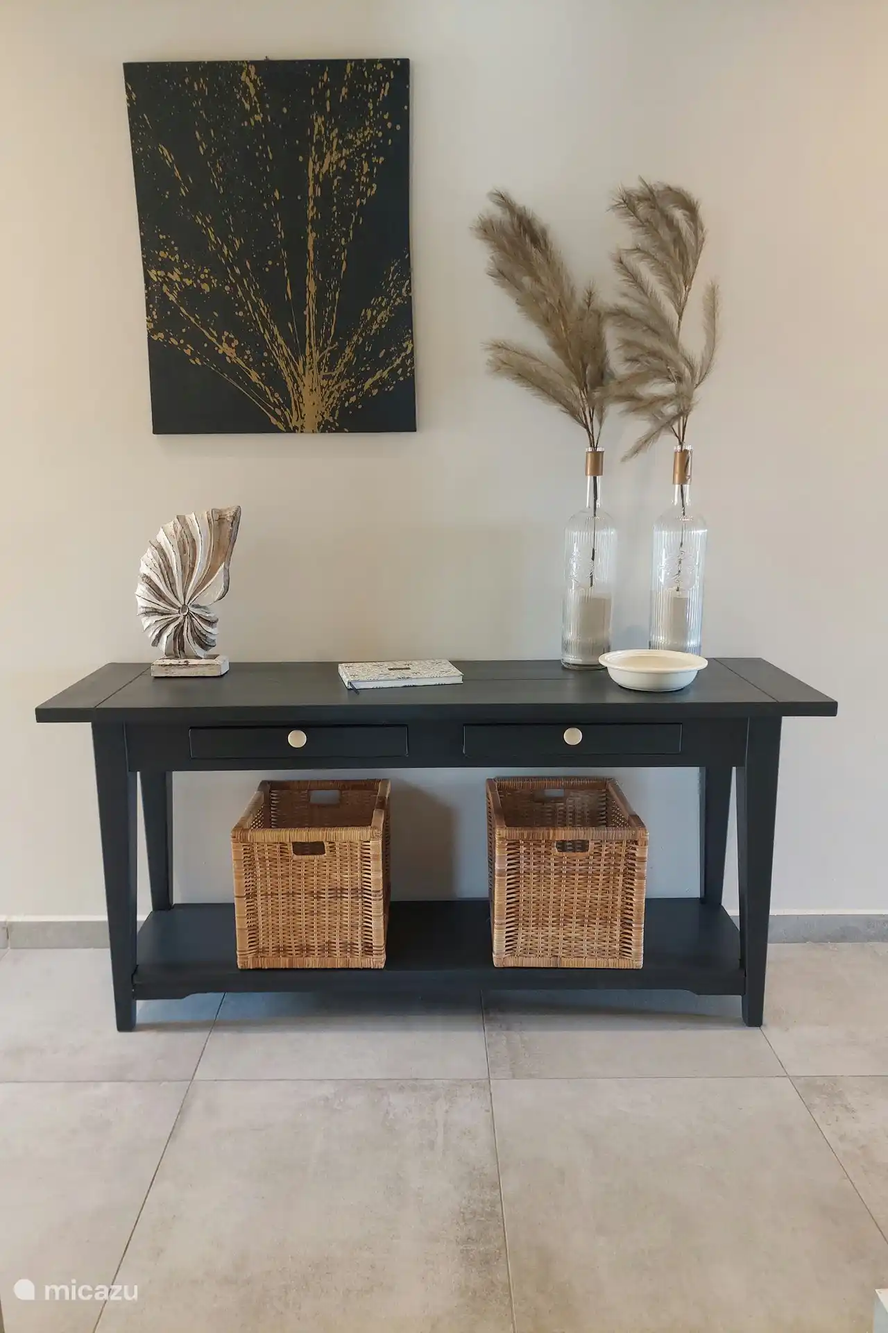 Table d’appoint dans le long couloir