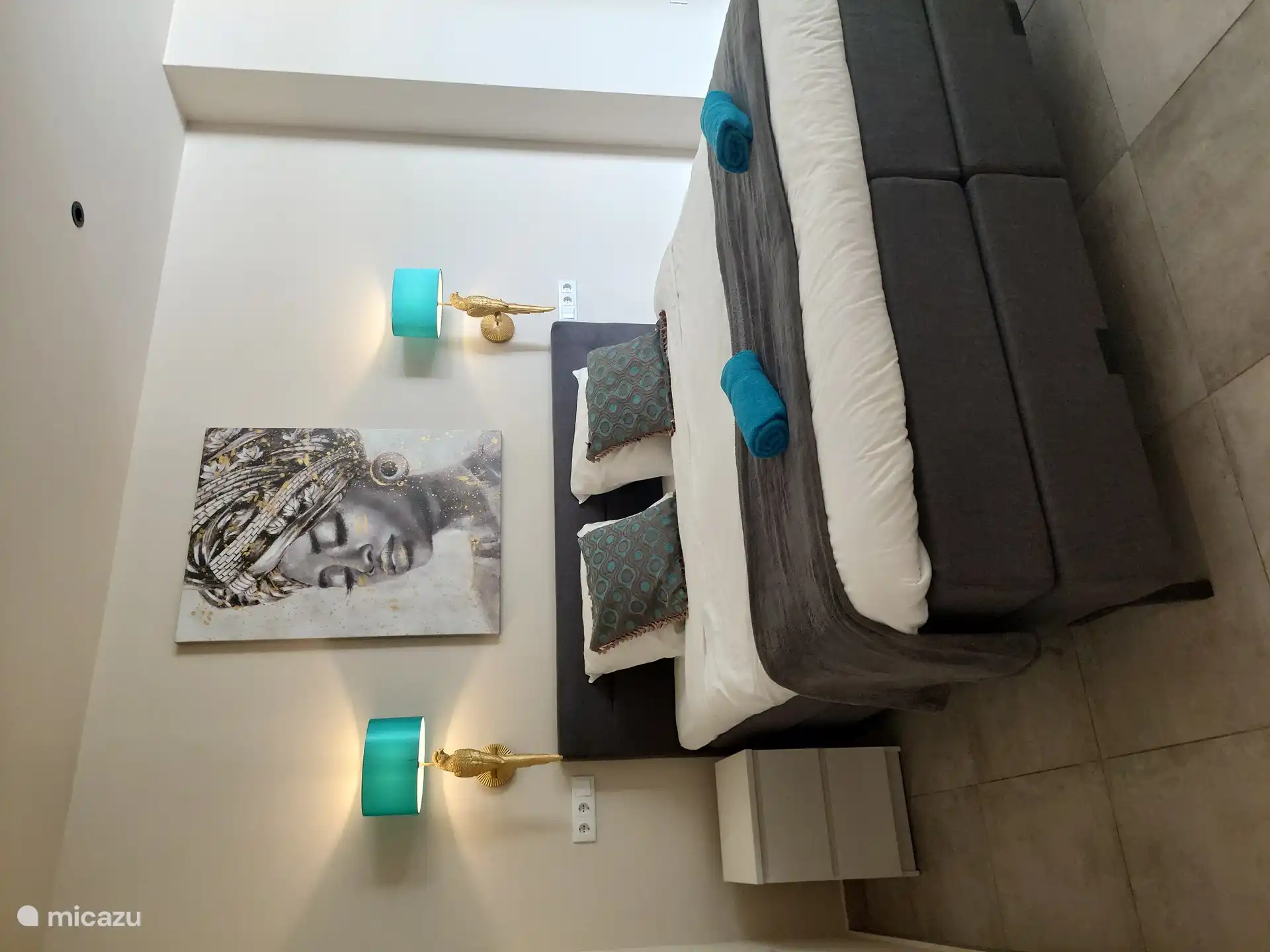 La chambre principale spacieuse avec sa propre salle de bain attenante