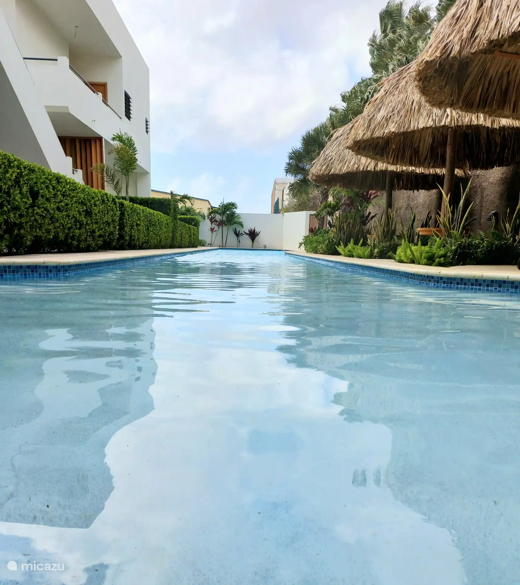 La piscine s’étend de peu profond à 150 de profondeur