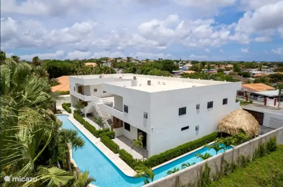 Vue sur la belle piscine de 50m de la station