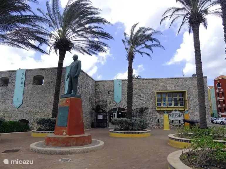 Le fort du Rif est un fort historique situé à l’entrée de la baie de Sainte-Anne. Un endroit populaire où vous pourrez profiter du caractère historique du fort et faire du shopping dans les nombreux magasins et boutiques qui s’y trouvent.