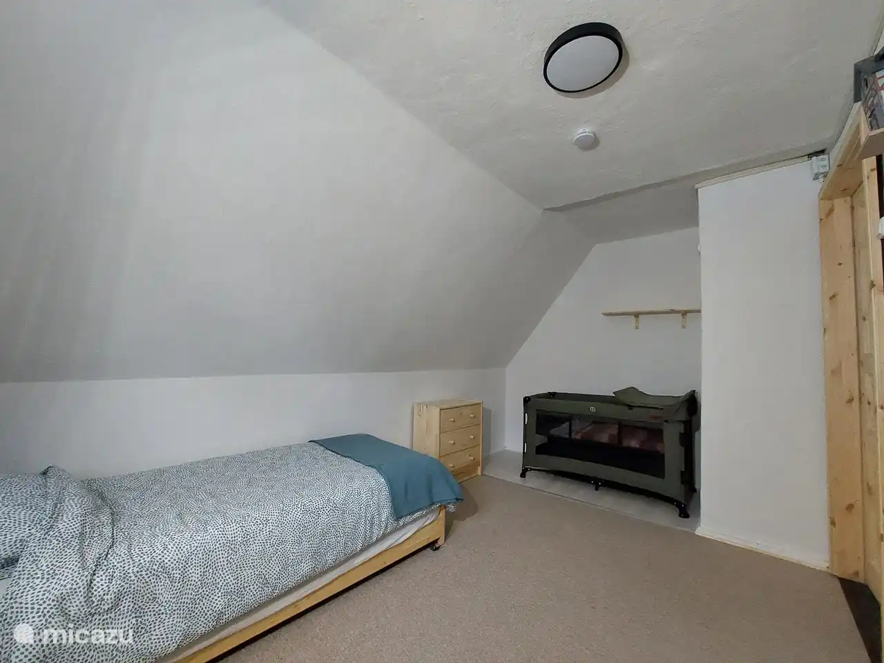 Bedroom 2, a (children's) room adjacent to the master bedroom. 2 single beds and a camp bed can be placed here.
