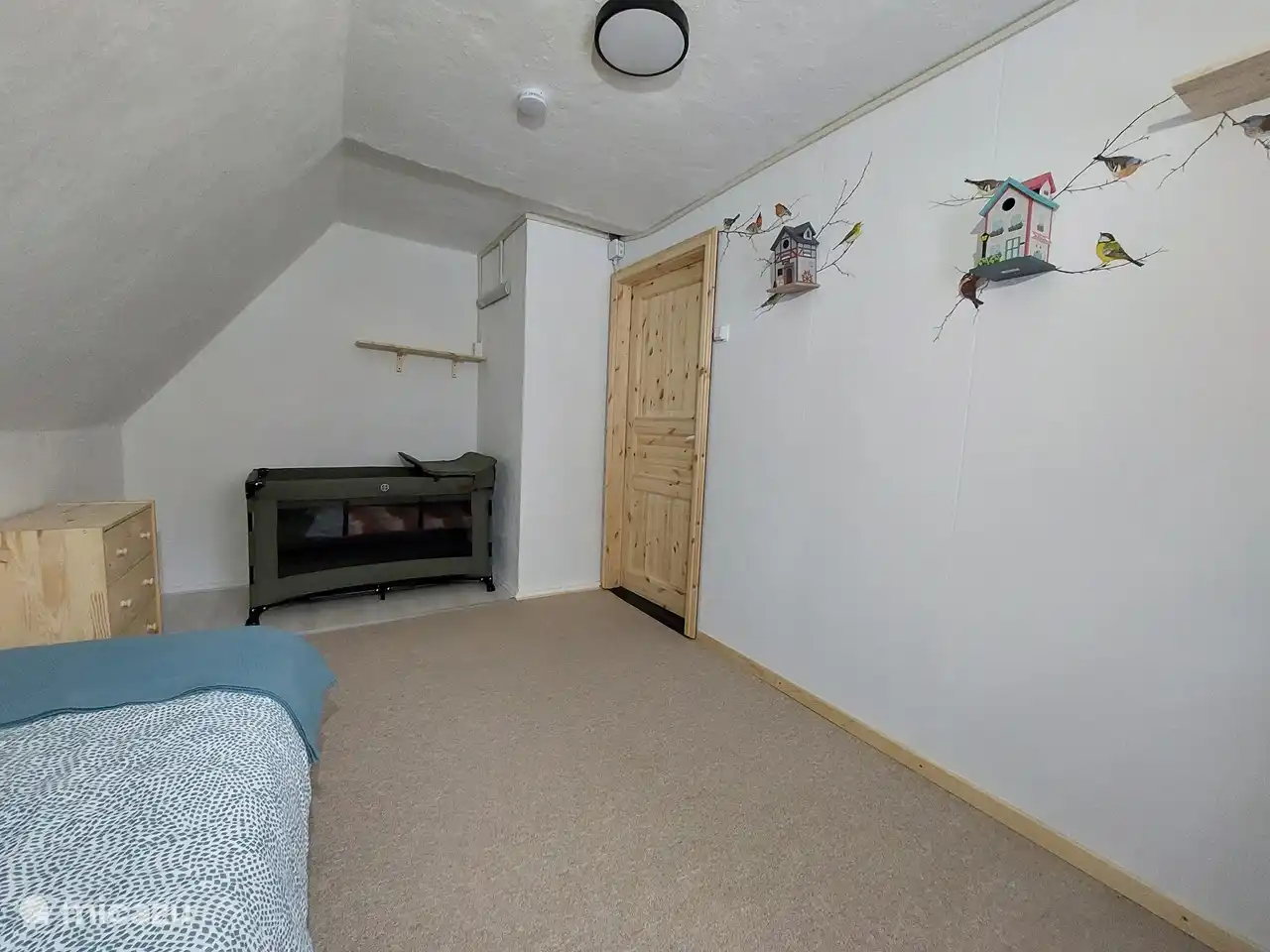 The camping bed can also be used as a changing table. In the room there are high shelves and electricity for a baby monitor