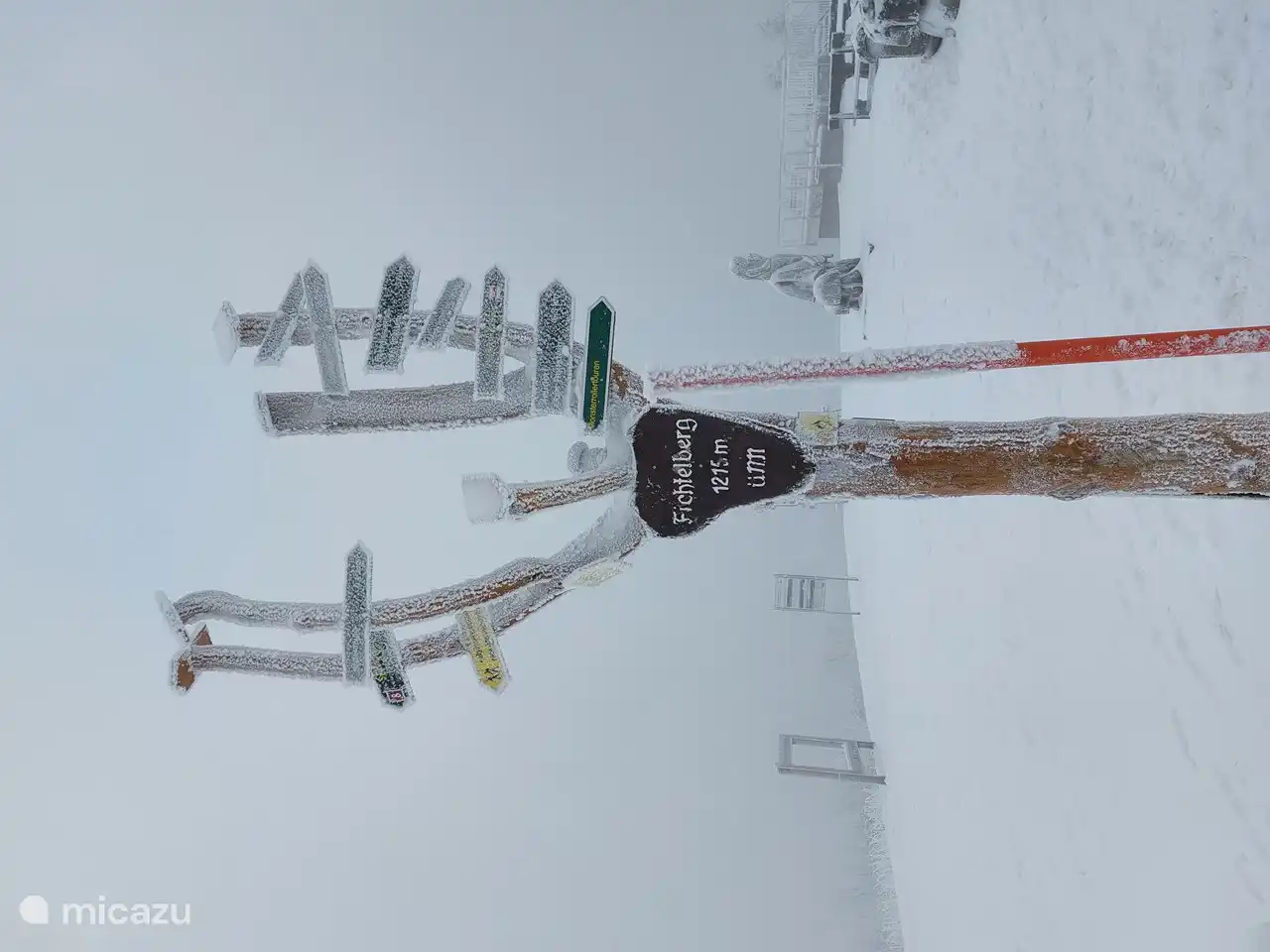 route arrows on top of the piste.
