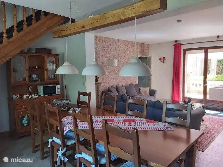 Cocina abierta con amplio comedor.