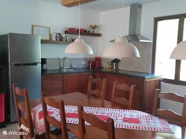 vakantiehuis huren in Frankrijk, Tarn-et-Garonne, Bourg-de-Visa – Tissendie Open keuken met kleine oven, magnetron, koelkast met vriesgedeelte.