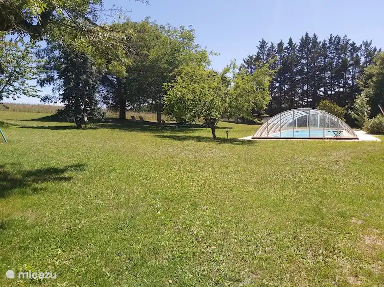 Piscina de 10x5 metros. Incluso con la capota cerrada, puedes nadar y el agua permanece a una temperatura agradable hasta el final de la temporada.