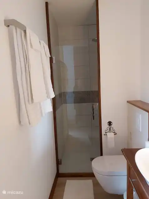 Nuestra maison de Vacances dispone de 3 habitaciones con baño privado. Hay un aseo adicional en la planta baja.