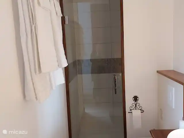 vakantiehuis huren in Frankrijk, Tarn-et-Garonne, Bourg-de-Visa – Tissendie Ons maison de Vacances heeft 3 slaapkamers met eigen badkamer. Op de begane grond is nog een extra toilet.