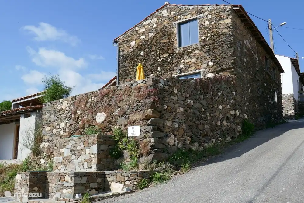 Das Haus von der Straße aus gesehen, am Fuße des Patios befindet sich ein Dorfbrunnen (der Patio bietet absolute Privatsphäre)
