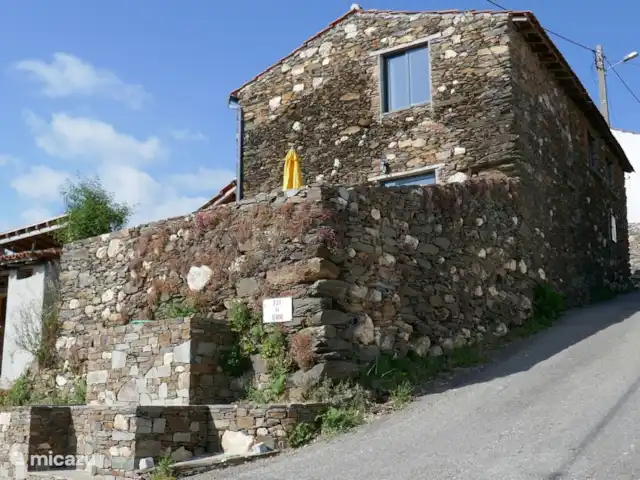 Casa Escola Velha | Portugal, Viseu, Mortágua - maison de vacances La maison vue de la rue, au pied du patio se trouve un puits de village (le patio a une intimité totale)