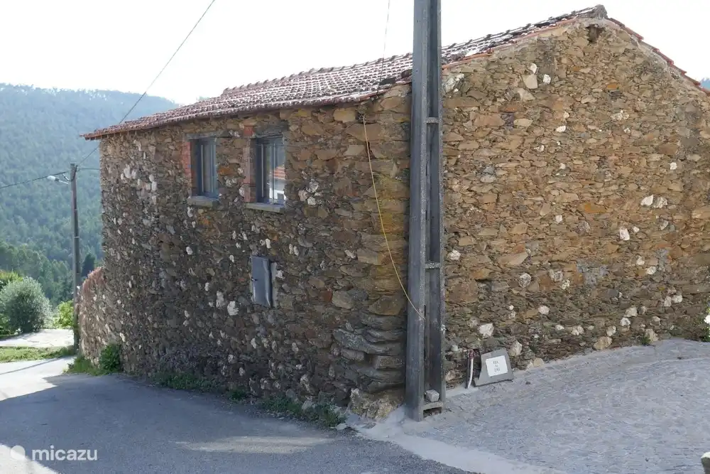 Das Haus von der Straßenseite aus gesehen