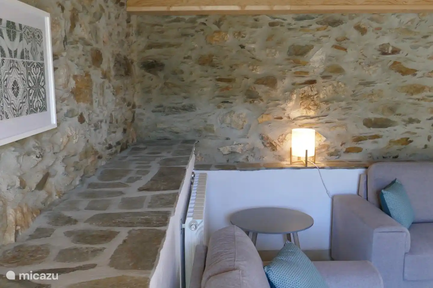 Wohnzimmer mit originalen Steinwänden