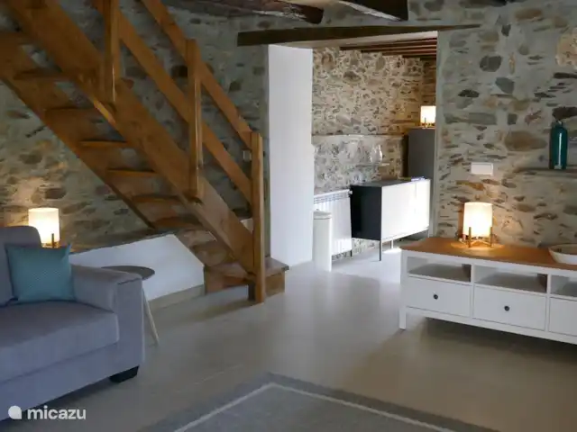 Casa Escola Velha | Portugal, Viseu, Mortágua - maison de vacances Séjour avec passage ouvert vers la cuisine et l'escalier vers l'étage de la chambre