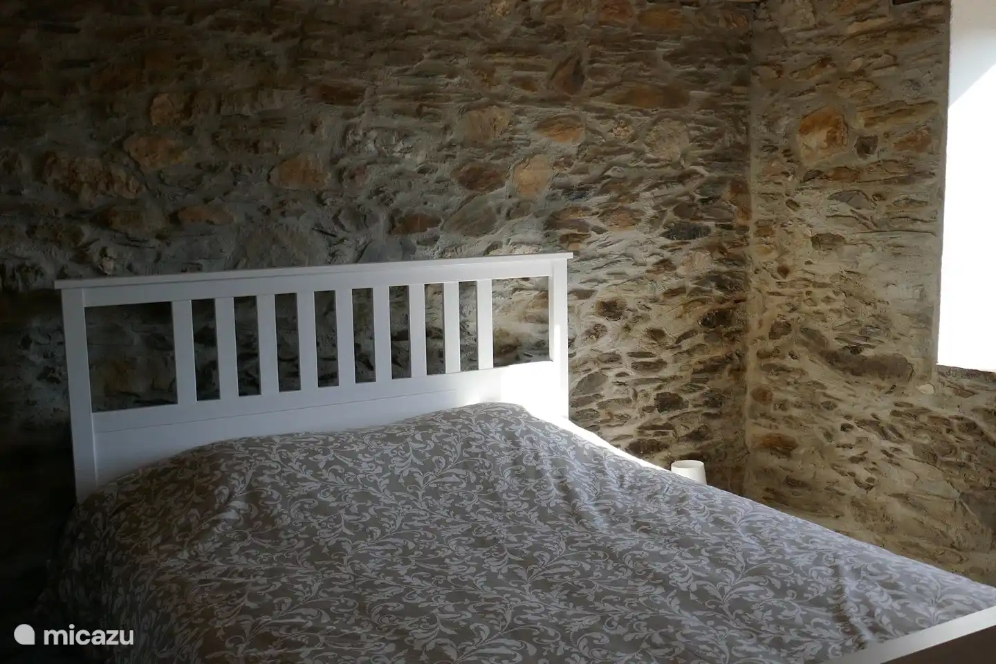 Schlafzimmer mit Doppelbett und Badezimmer en suite