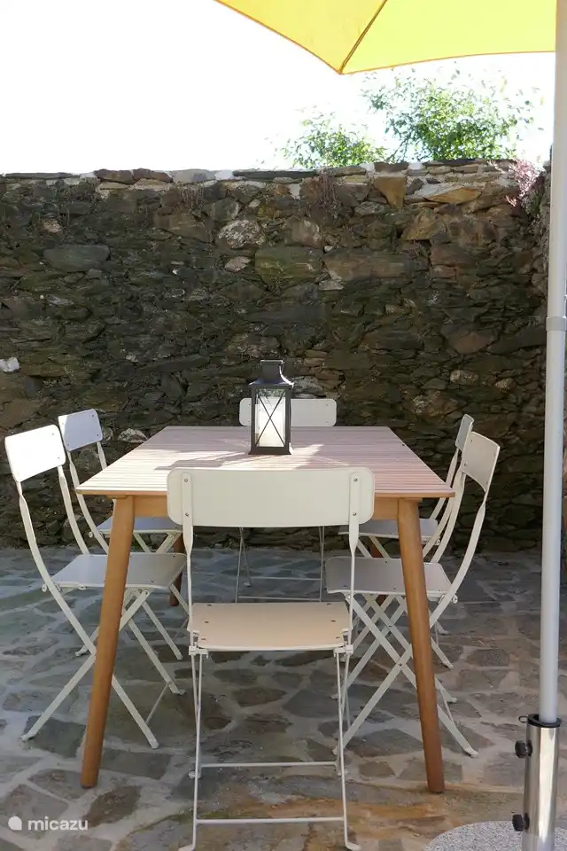 Esstisch mit Stühlen