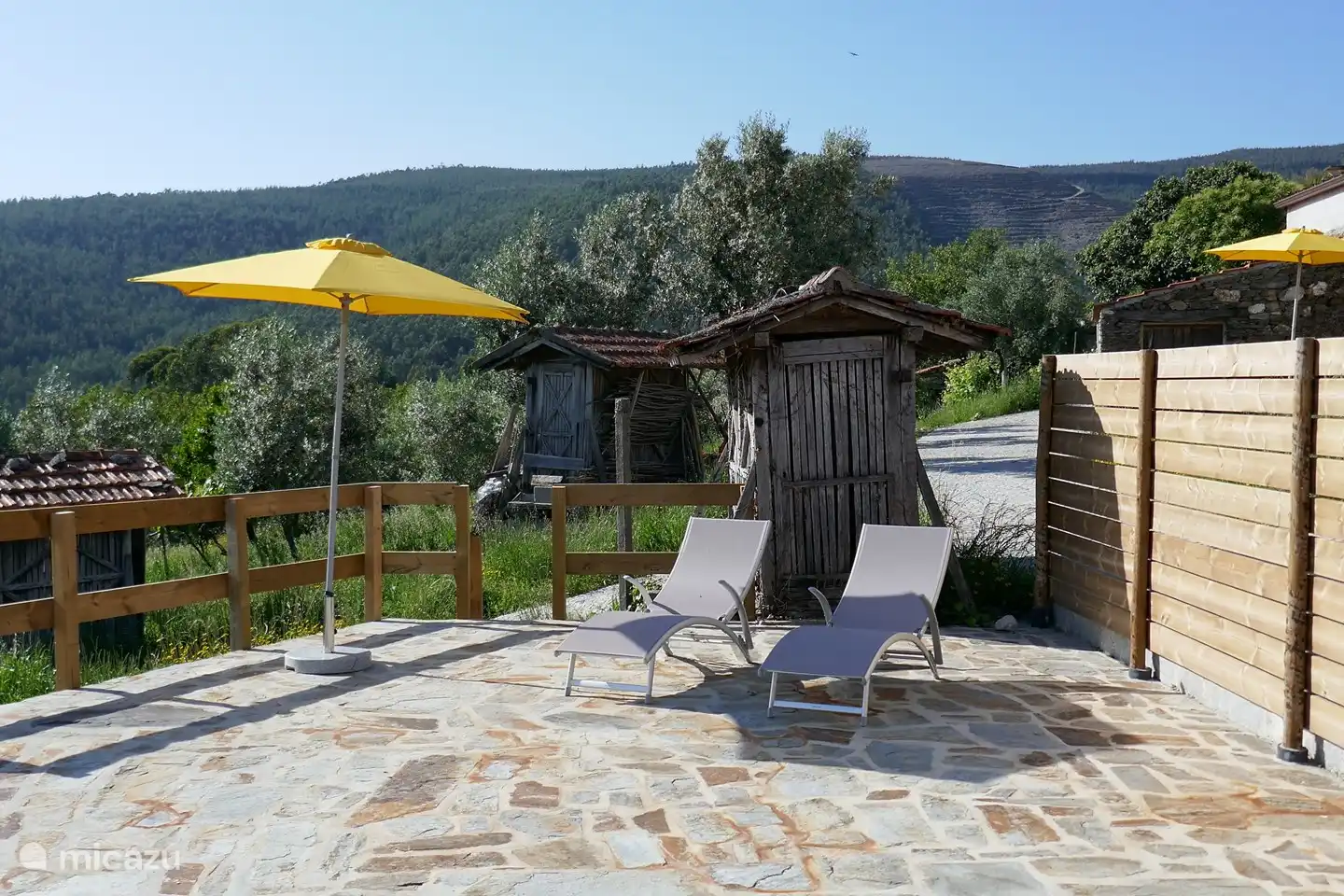 Sonnenliegen am Pool