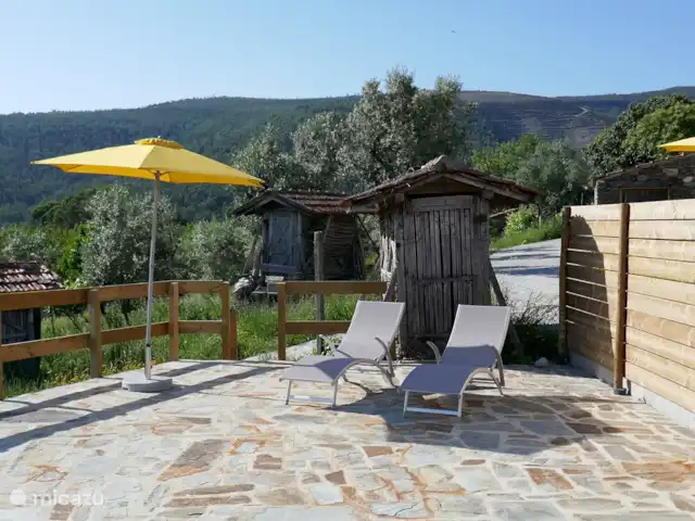 Casa Escola Velha | Portugal, Viseu, Mortágua - maison de vacances Chaises longues au bord de la piscine