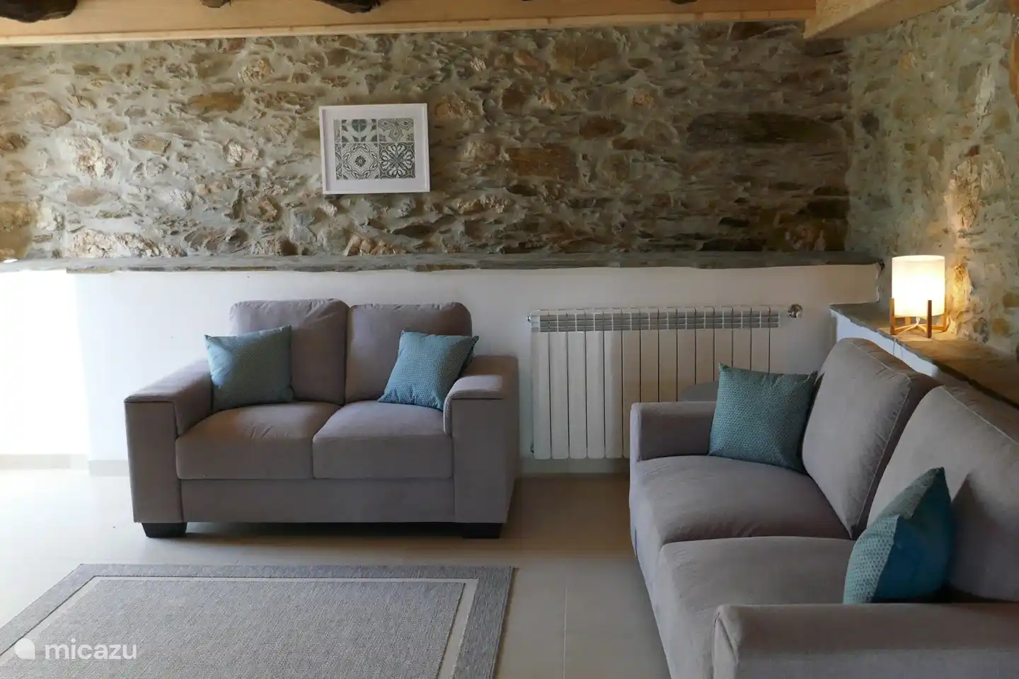 Wohnzimmer mit Sitzecke, Pelletofen, Smart-TV und WLAN