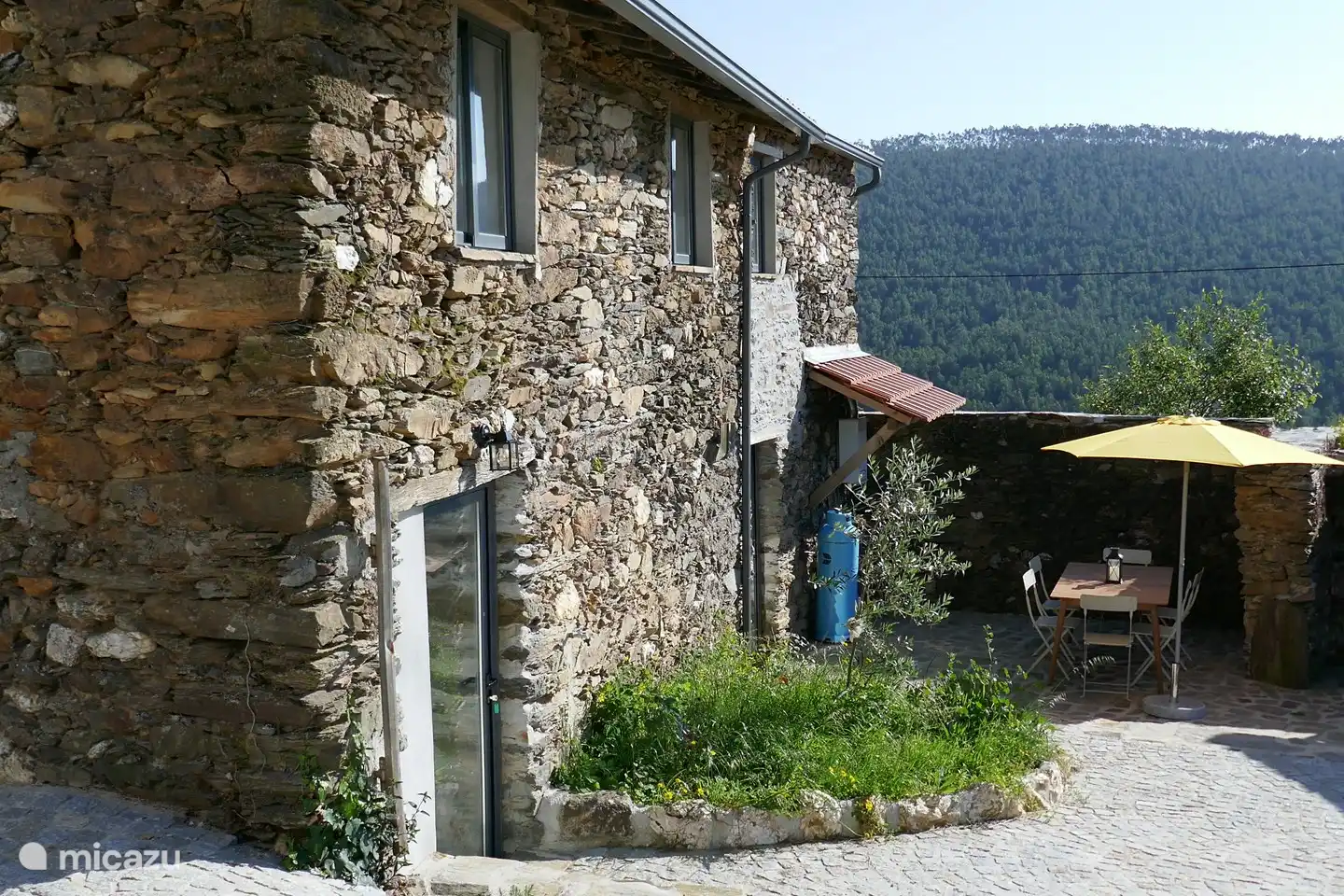 Das Haus mit dem ummauerten Hof