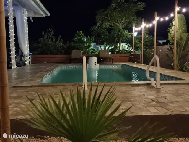 villanueva en Curazao, Bandabou (oeste), Fontein - villa Terraza de la piscina atmosférica por la noche.