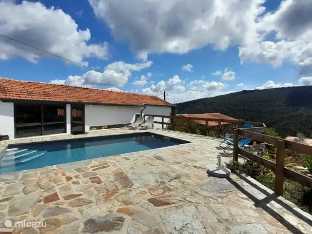 Casa Laranjeira | Portugal, Viseu, Mortágua - maison de vacances La piscine et l'espace commun, qui comprend un baby-foot et des jeux