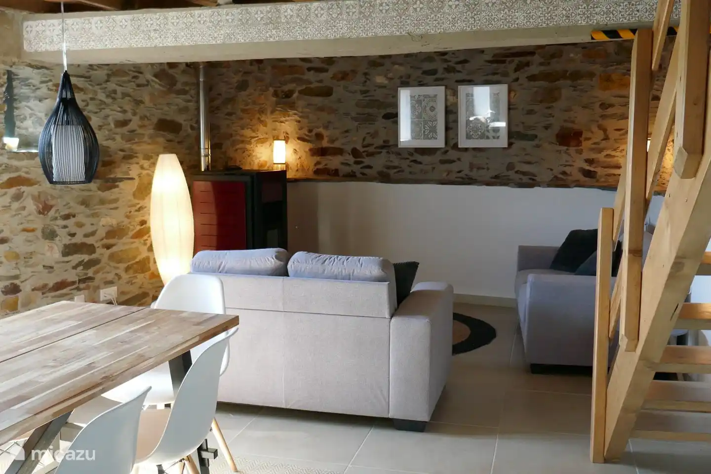 Wohnzimmer mit Sofas und Esstisch