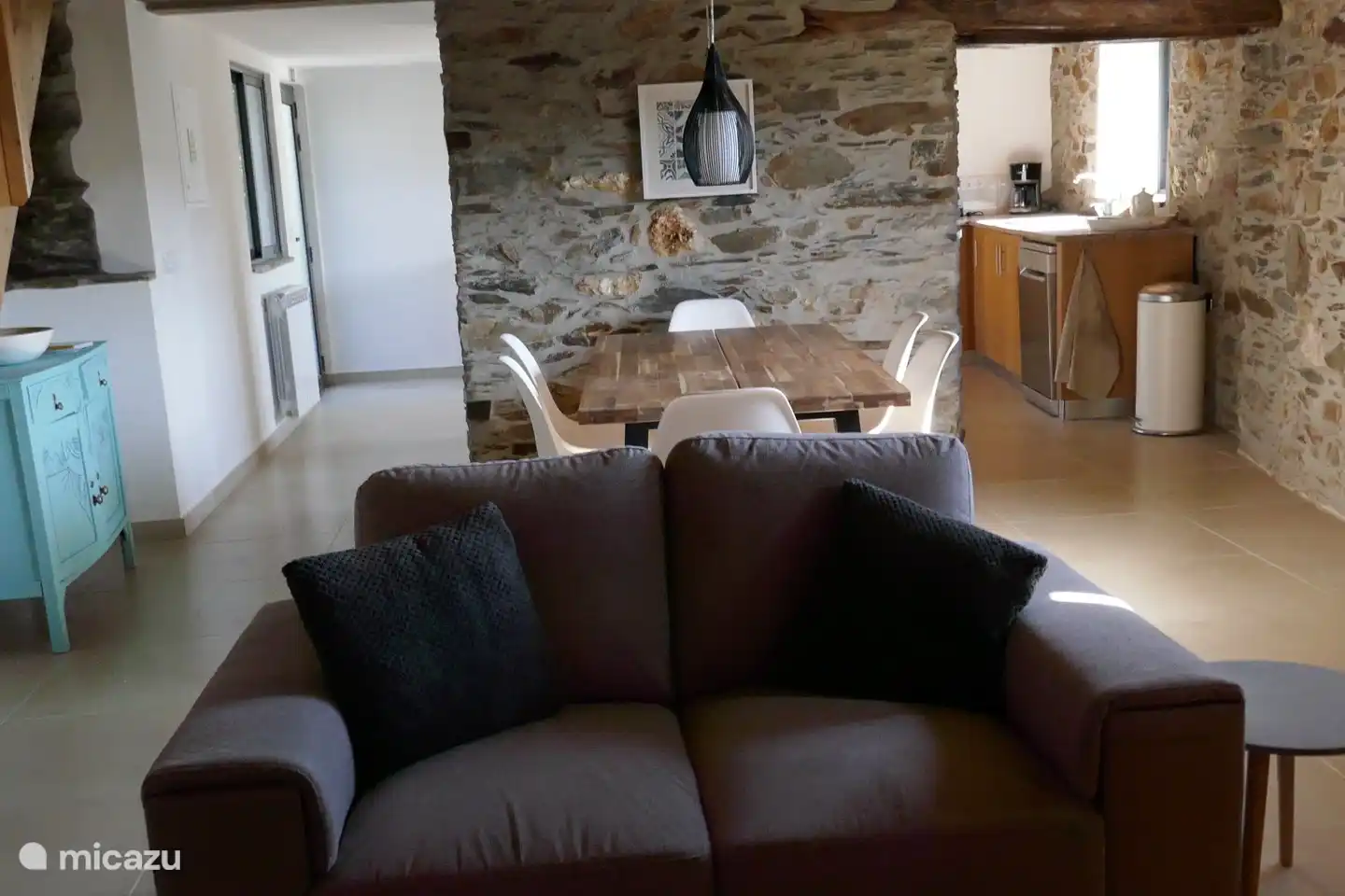 Wohnzimmer mit Sofas und Esstisch