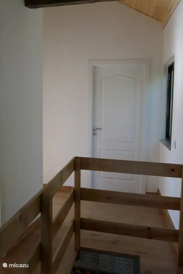 Landung mit Zugang zum zweiten Badezimmer