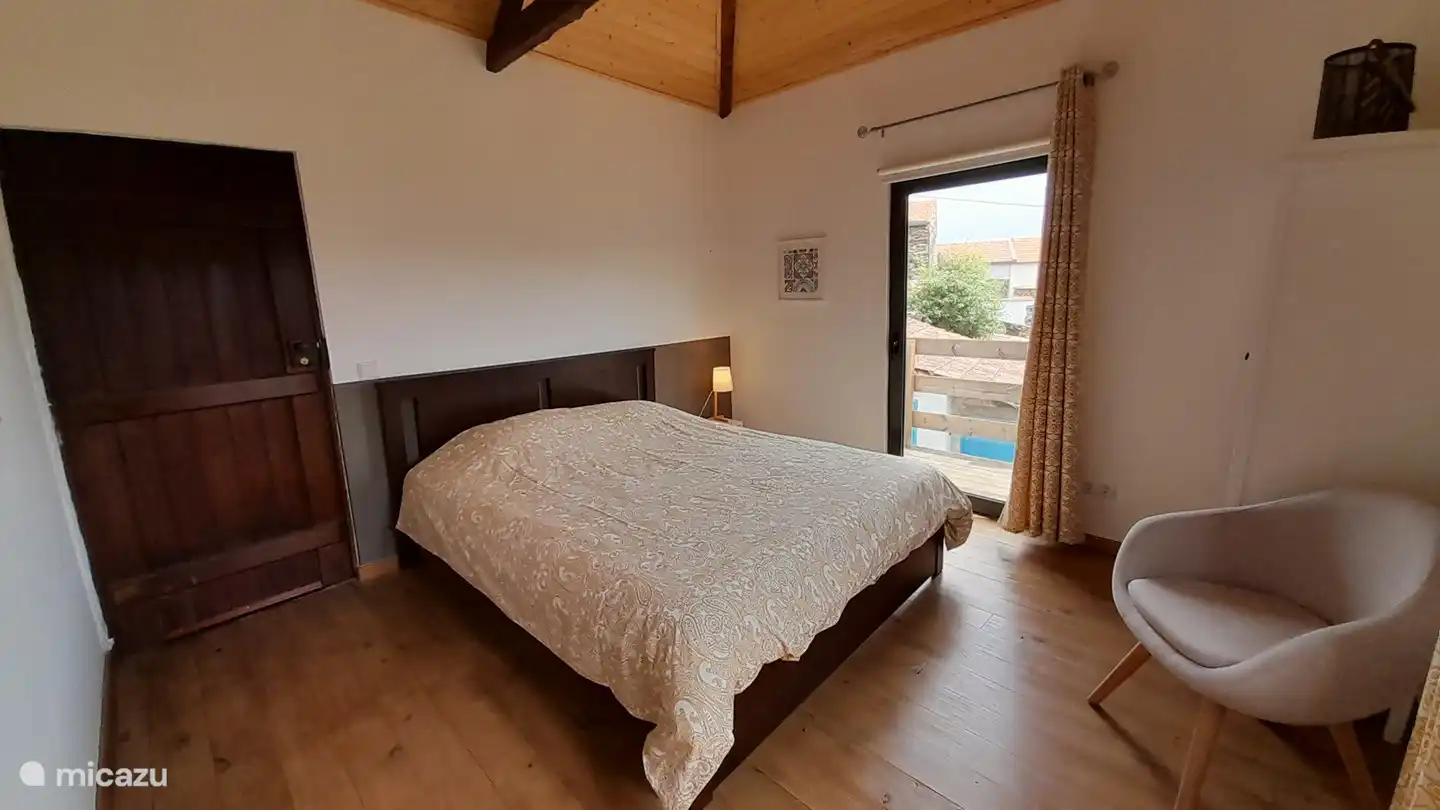 Das Hauptschlafzimmer mit Balkon und Bad en suite