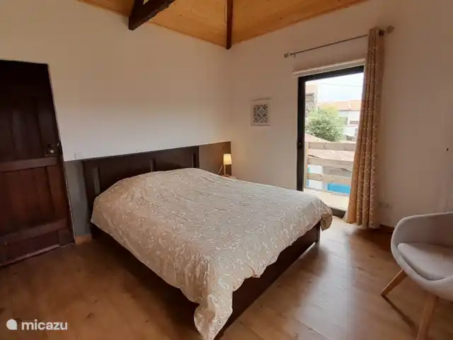 Casa Laranjeira | Portugal, Viseu, Mortágua - maison de vacances La chambre principale avec balcon et salle de bain en suite