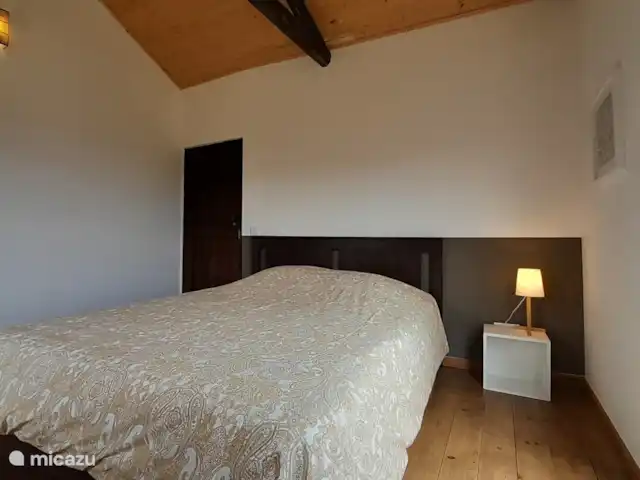 Casa Laranjeira | Portugal, Viseu, Mortágua - maison de vacances La chambre principale avec balcon et salle de bain en suite