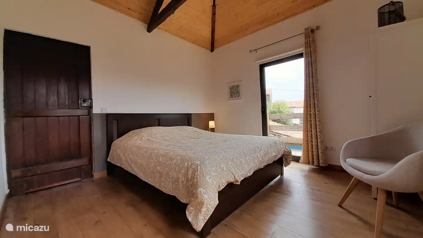 Das Hauptschlafzimmer mit Balkon und Bad en Suite