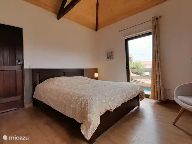 Casa Laranjeira | Portugal, Viseu, Mortágua - maison de vacances La chambre principale avec balcon et salle de bain en suite