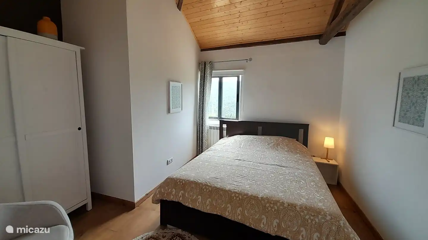 Das zweite Schlafzimmer mit einem Doppelbett