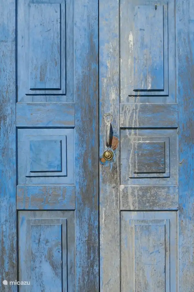 Schöne blaue Türen zwischen Hof und Straße
