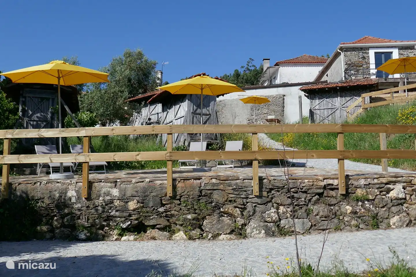 Gemeinsame Terrasse mit Liegestühlen