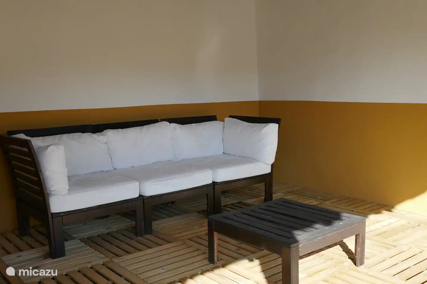 Gemeinsamer überdachter Sitzbereich