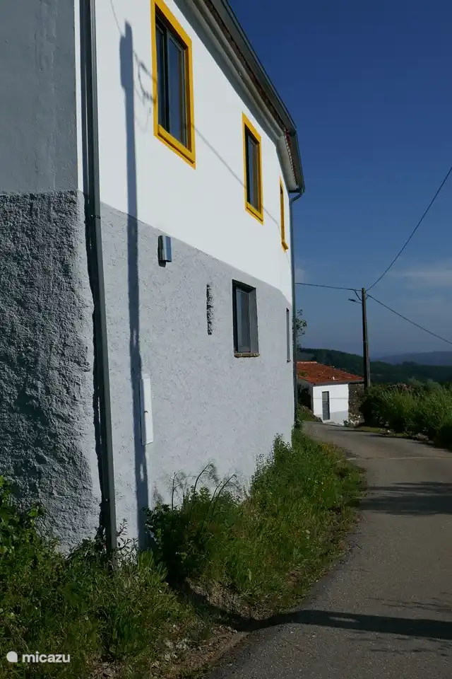 Das Haus von der Straßenseite aus gesehen