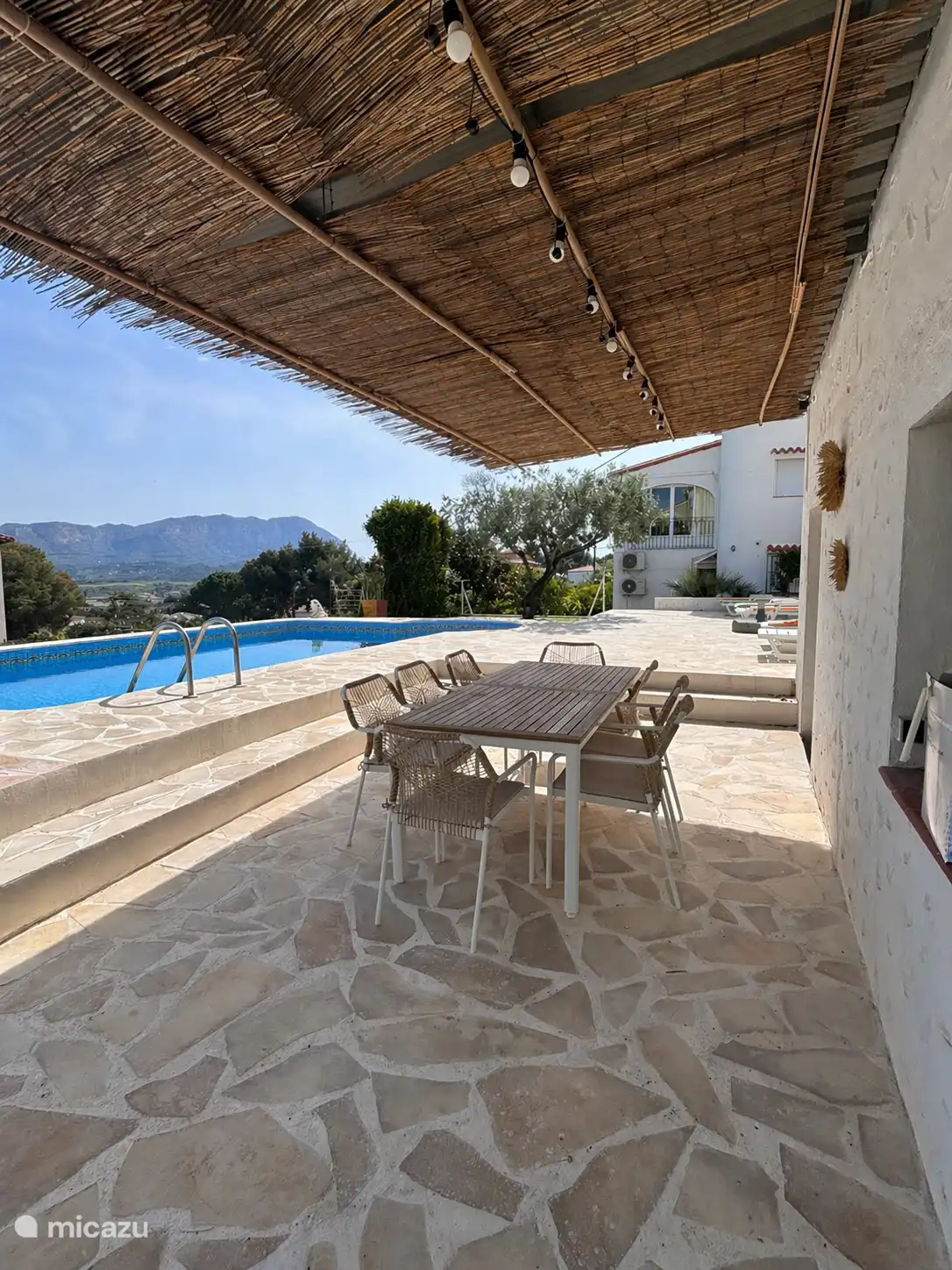Cúpula junto a la piscina con vistas