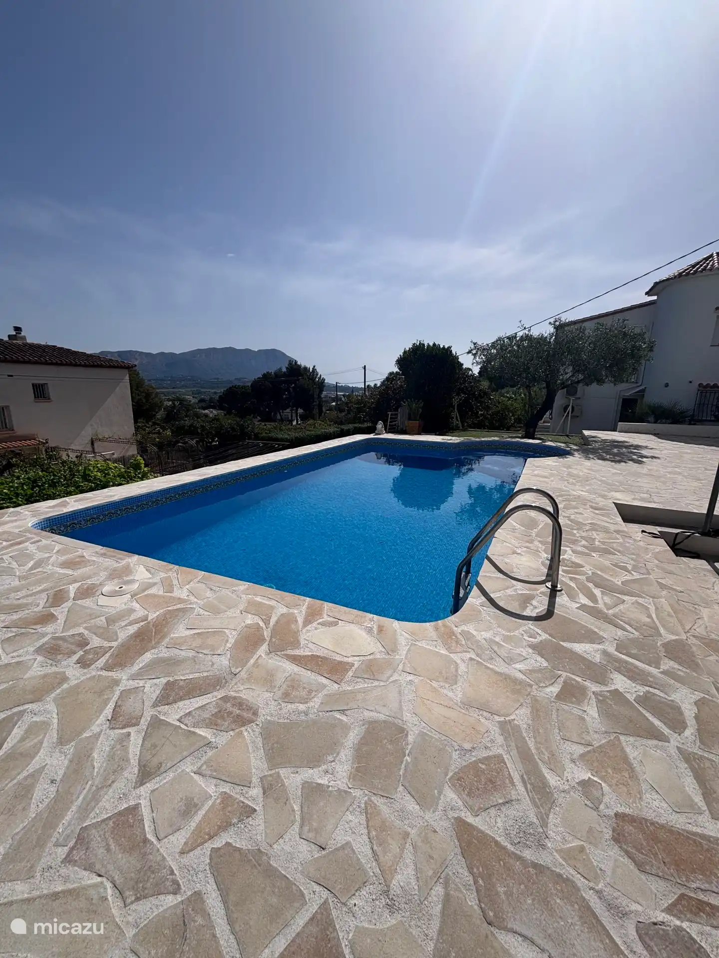 Piscina. Se colocará una valla alrededor en abril. 