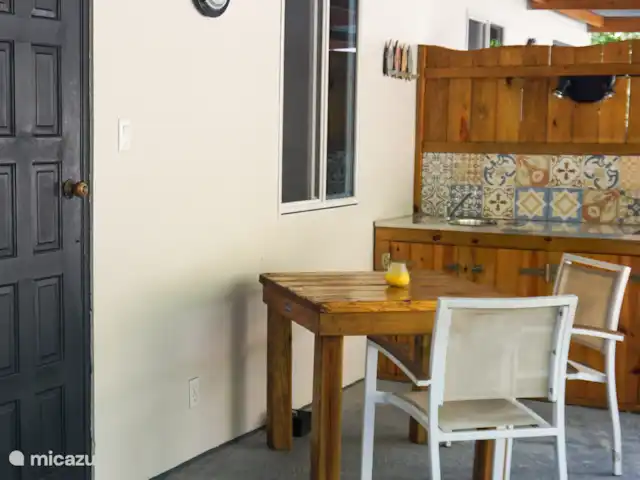 Apartment Jeremi with pool in Curaçao, Curacao-Middle, Julianadorp - bed & breakfast In the morning you wake up quietly with the many tropical birds in the garden