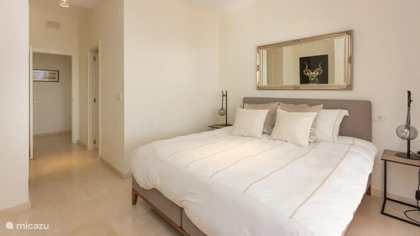 1e slaapkamer met auping bed