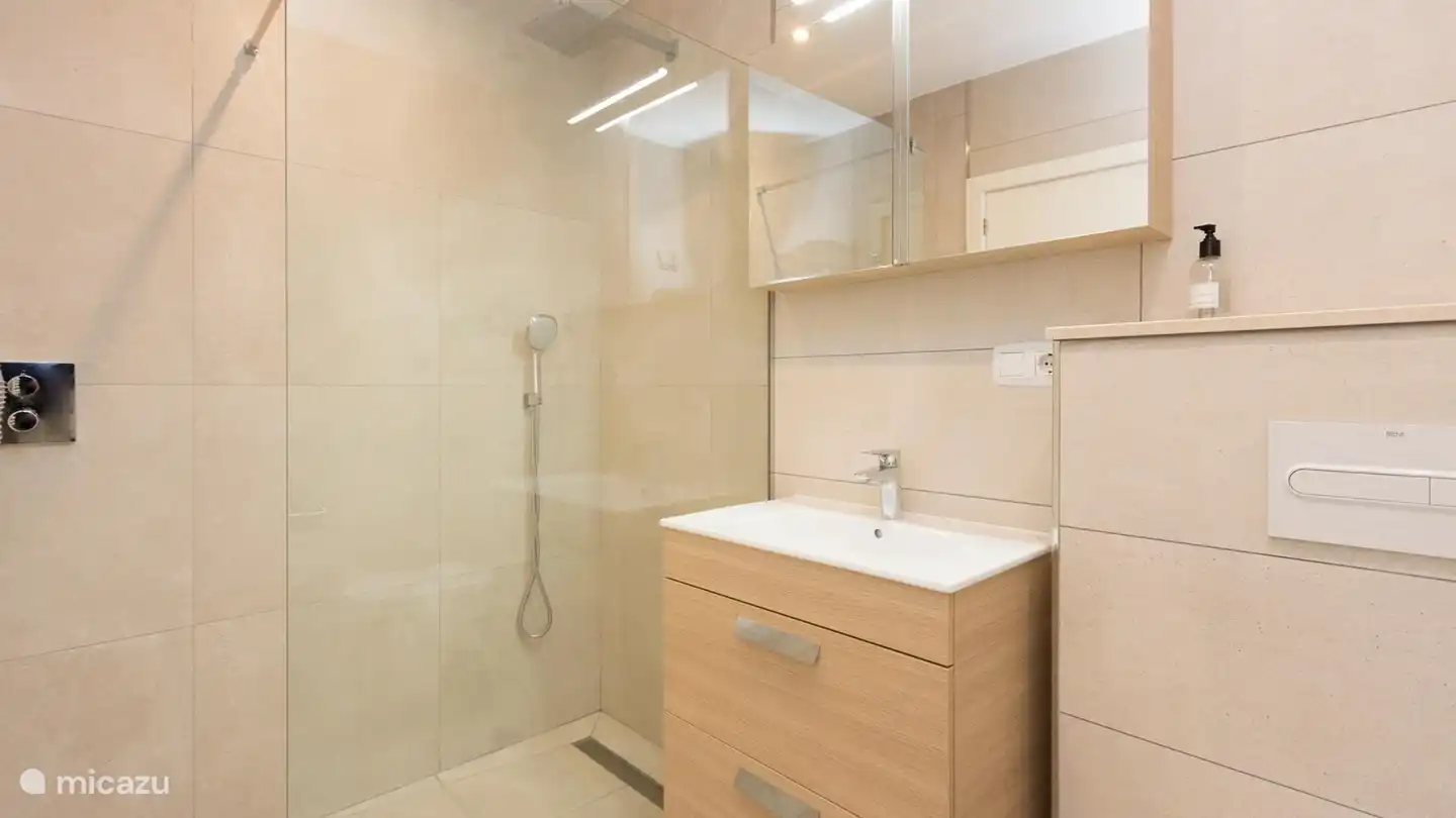 2e badkamer Identiek aan de eerste badkamer