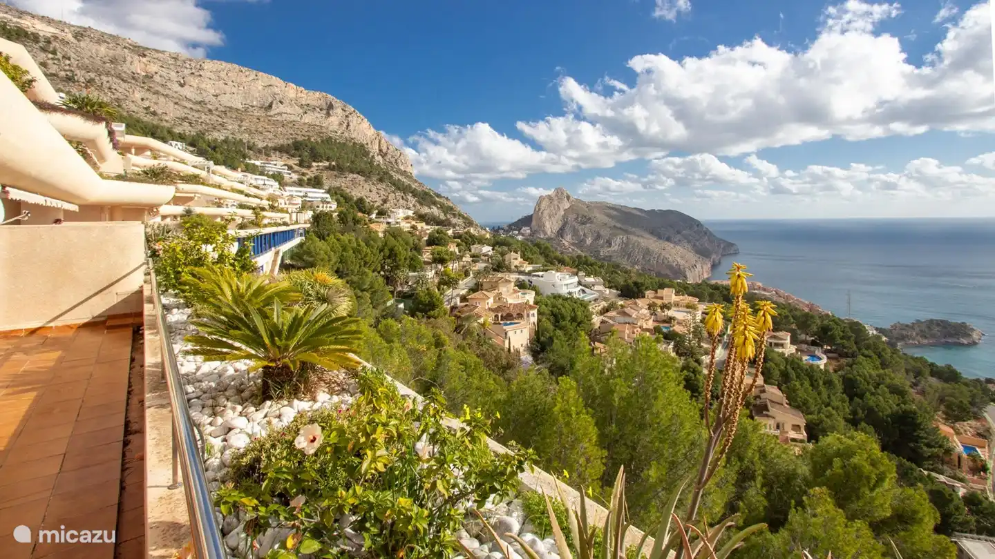 Langs het gebouw kijkrichting Calpe