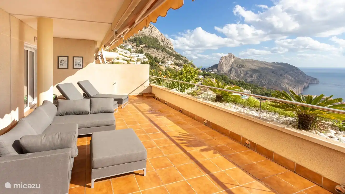 zomer tijd de zon recht op het terras