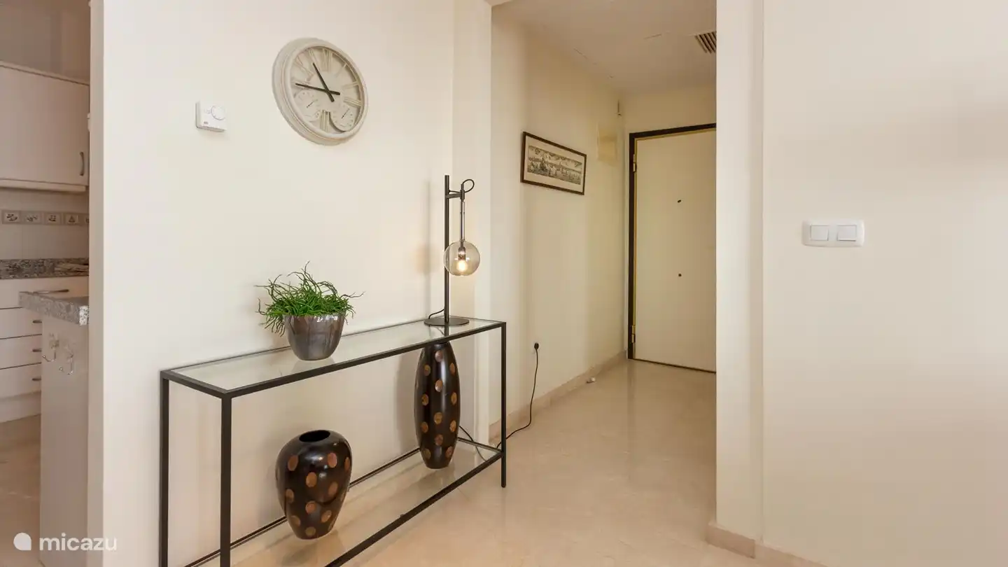 Ruime Ingangshal met veiligheid sloten op toegang deur