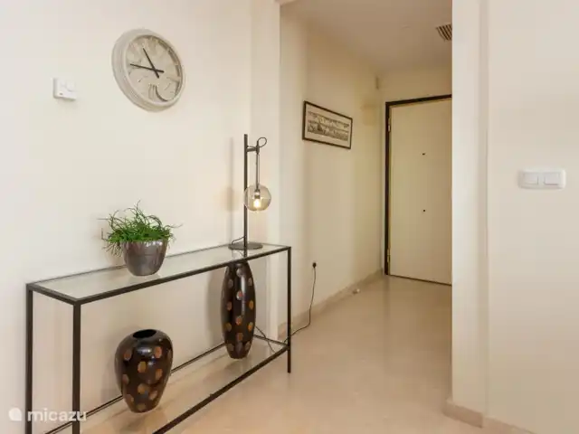 Vista al Mar | Espagne, Costa Blanca, Altea - appartement Hall d'entrée spacieux avec serrures de sécurité sur la porte d'entrée