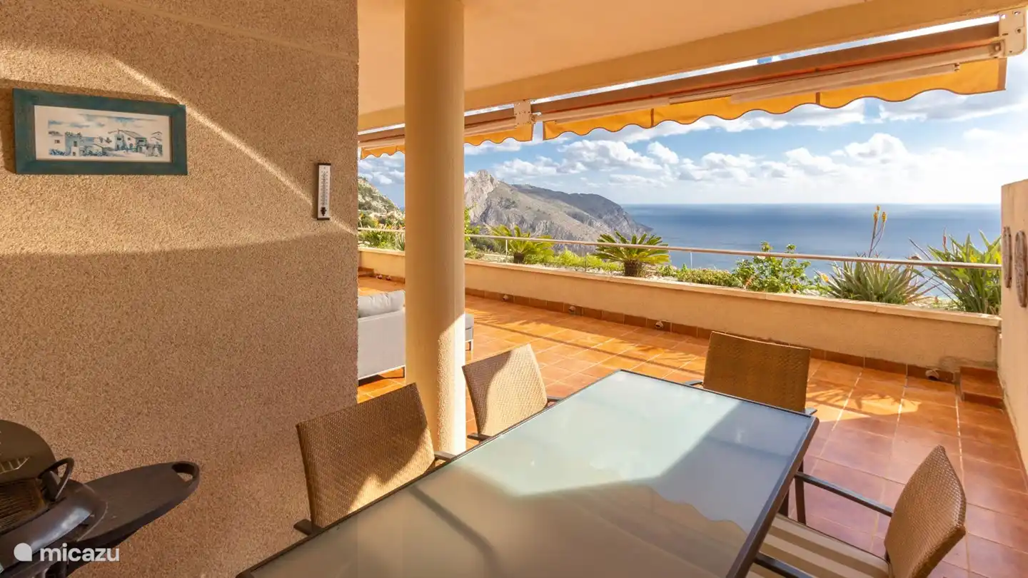 tussen de bergen komt de zon op