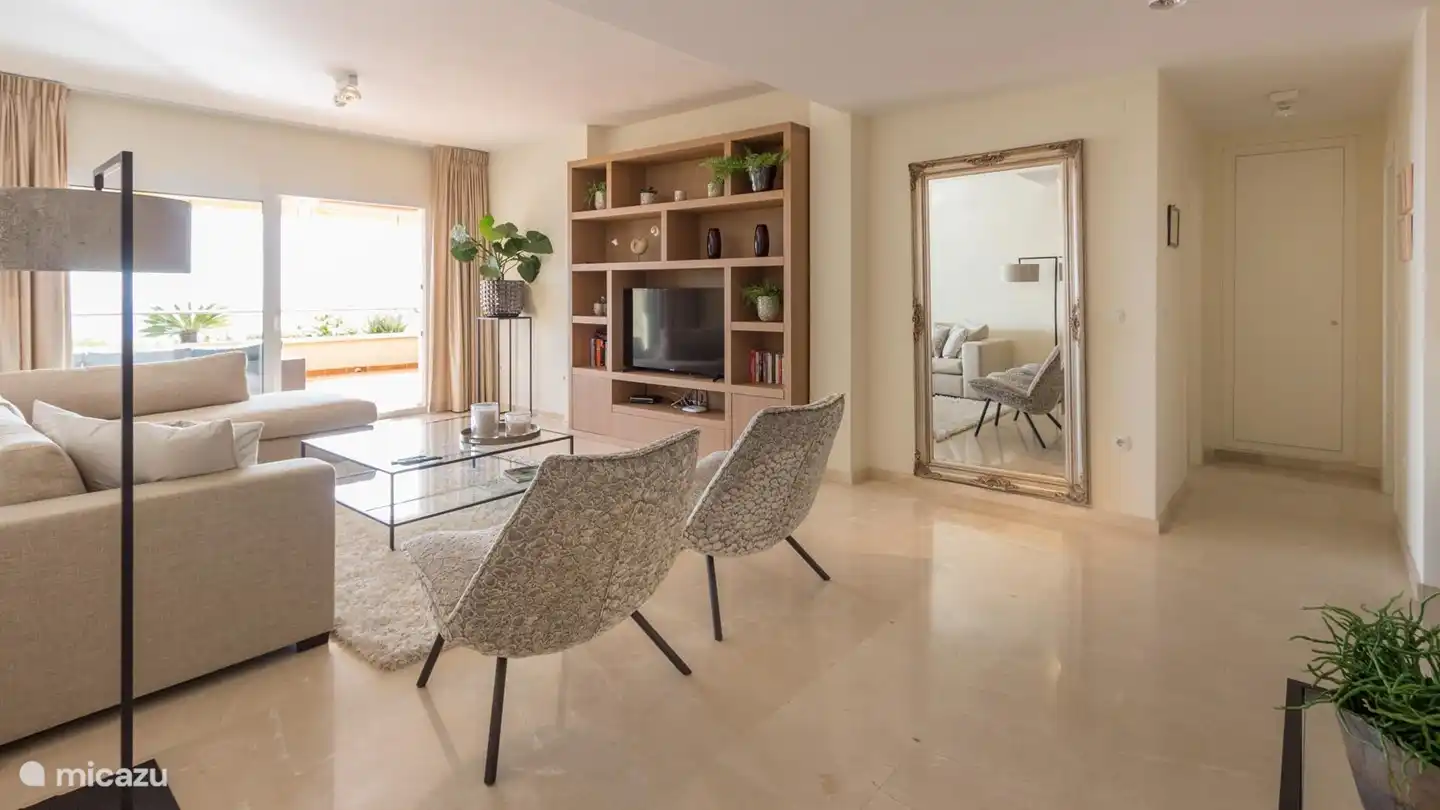 mooie lichte woonkamer met prachtige afsluitbare schuifdeur